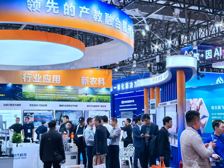 高博會現場人頭攢動。人民網記者 王海躍攝