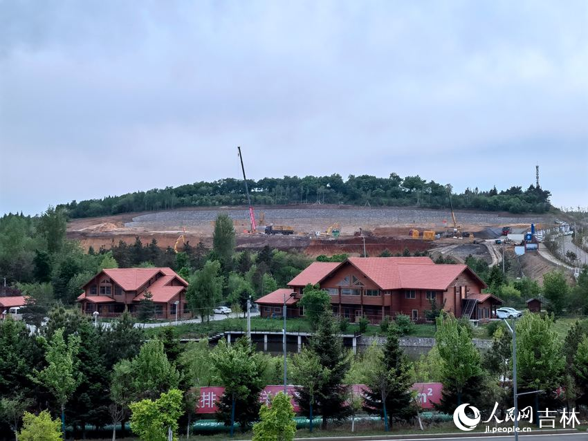 正在建設中的天定山冰雪酒店項目。人民網記者 馬俊華攝