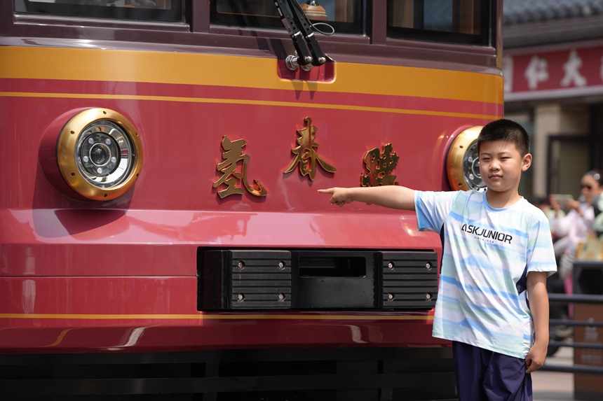 一名小朋友與列車合影。人民網記者 李洋攝