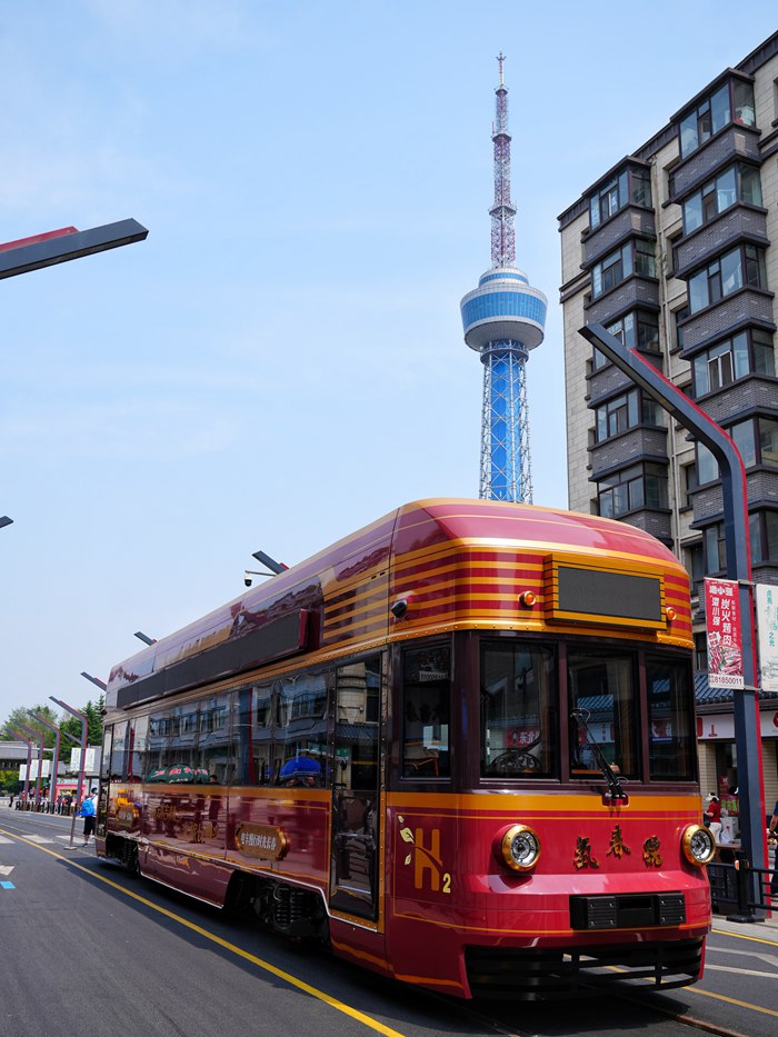 氫能源文旅有軌列車“氫春號”在長春紅旗街亮相。人民網記者 李洋攝