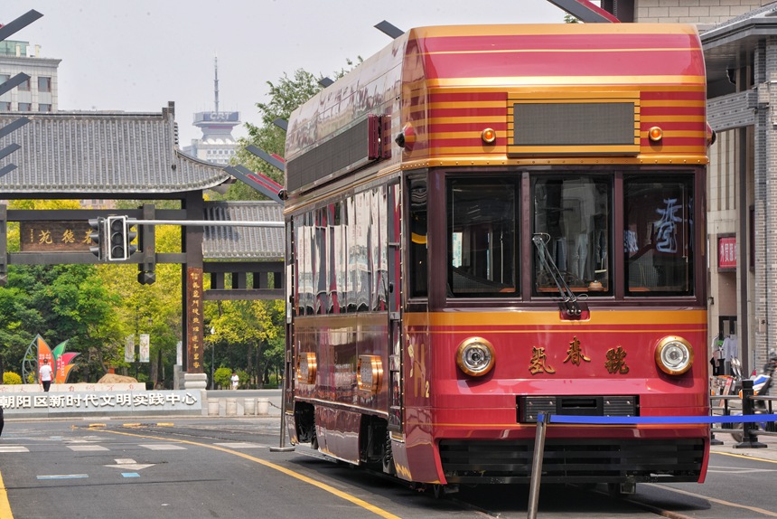 氫能源文旅有軌列車“氫春號”在長春紅旗街亮相。人民網記者 李洋攝