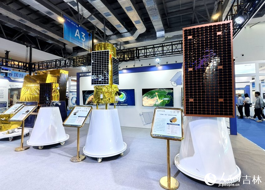 長光衛星展位展出的衛星模型。人民網記者 關思聰攝