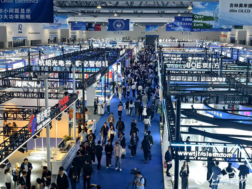 展廳內人頭攢動。人民網記者 關思聰攝