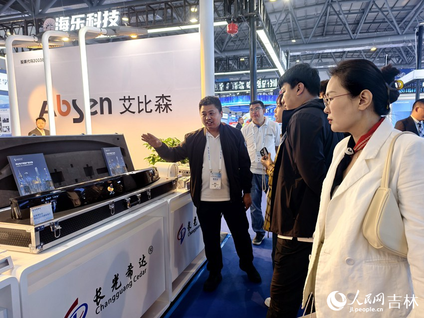 展位工作人員為觀眾講解產品。人民網記者 關思聰攝