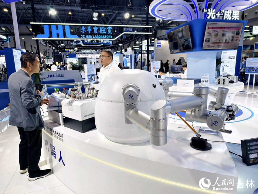 展位工作人員為觀眾講解產品。人民網記者 關思聰攝