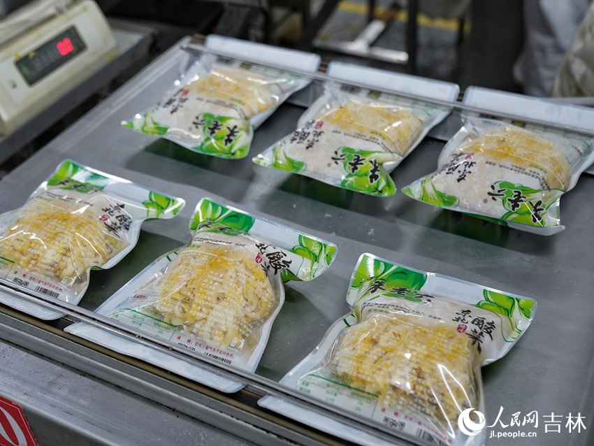 一包包酸菜將被銷往全國各地。人民網記者 李洋攝