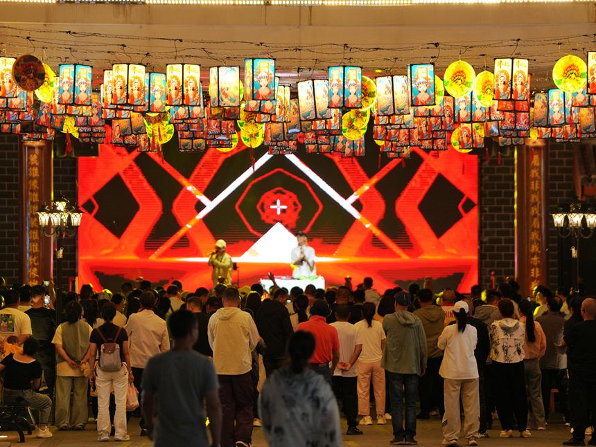 游客在龍興里文旅小鎮欣賞表演。人民網記者 李洋攝