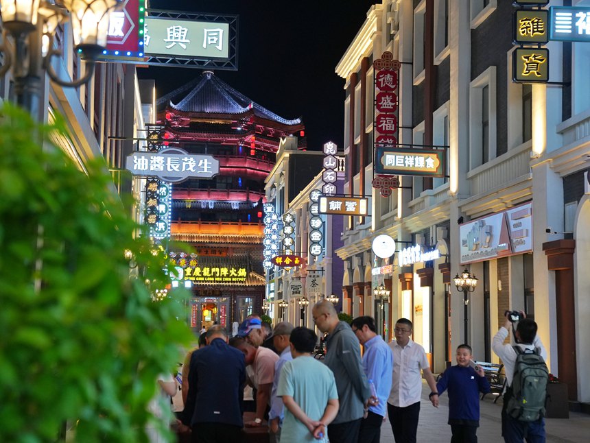 游客在龍興里文旅小鎮游玩。人民網記者 李洋攝