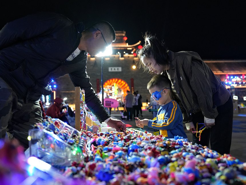 小朋友在龍興里文旅小鎮游玩。人民網記者 李洋攝