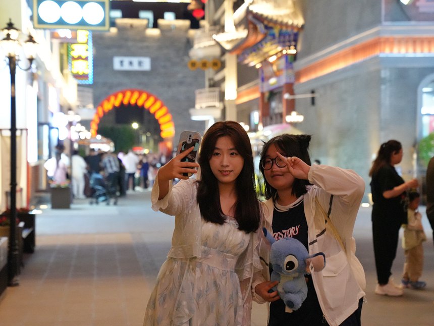 游客在龍興里文旅小鎮合影留念。人民網記者 李洋攝