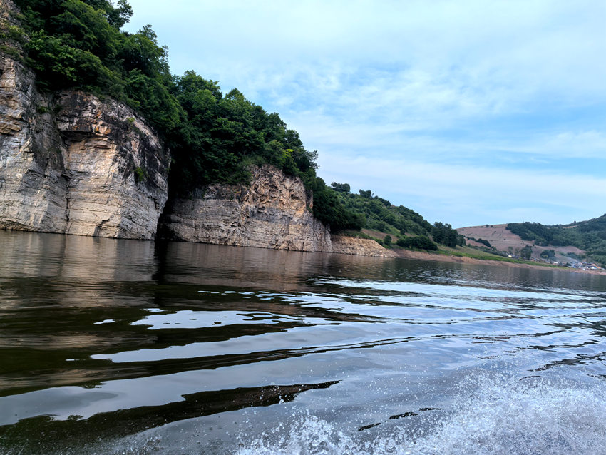 靖宇縣松花江游船沿江美景。人民網記者 王海躍攝