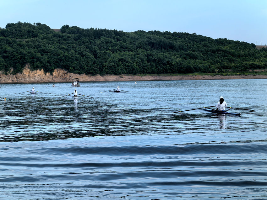 運動員在景區內訓練皮劃艇。人民網記者 王海躍攝