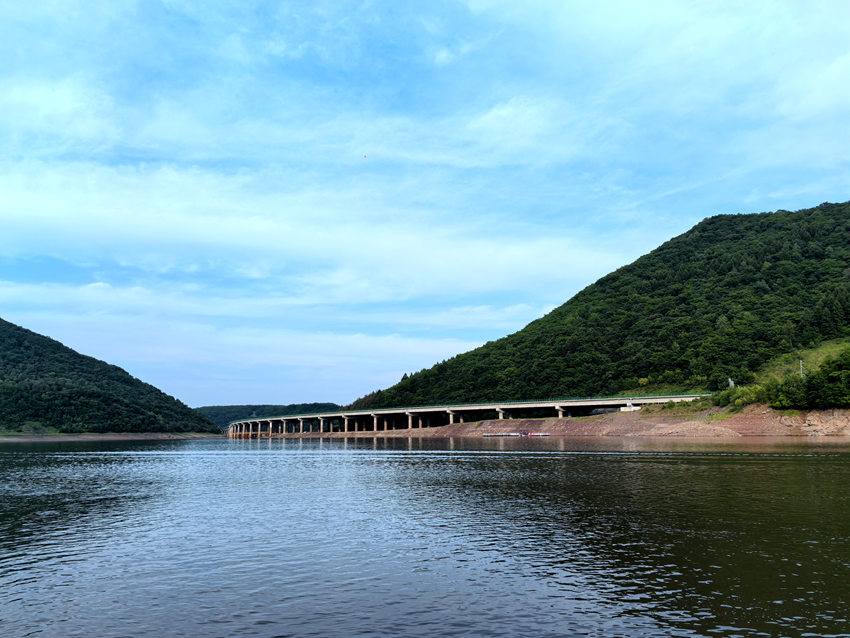 山水相依美景如畫。人民網記者 王海躍攝