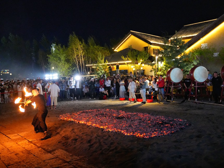 景區內上演的非遺表演，吸引著大批游客前來觀看。人民網記者 李洋攝