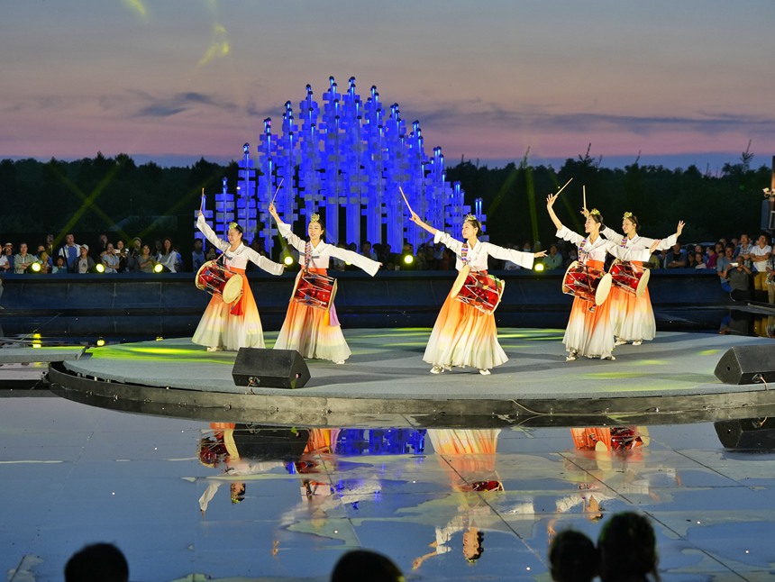 暮色降臨，景區中上演朝鮮族非遺表演。人民網記者 李洋攝