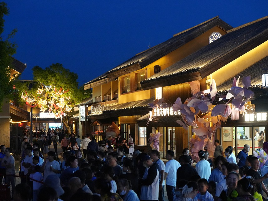 游客在景區內游玩。人民網記者 李洋攝