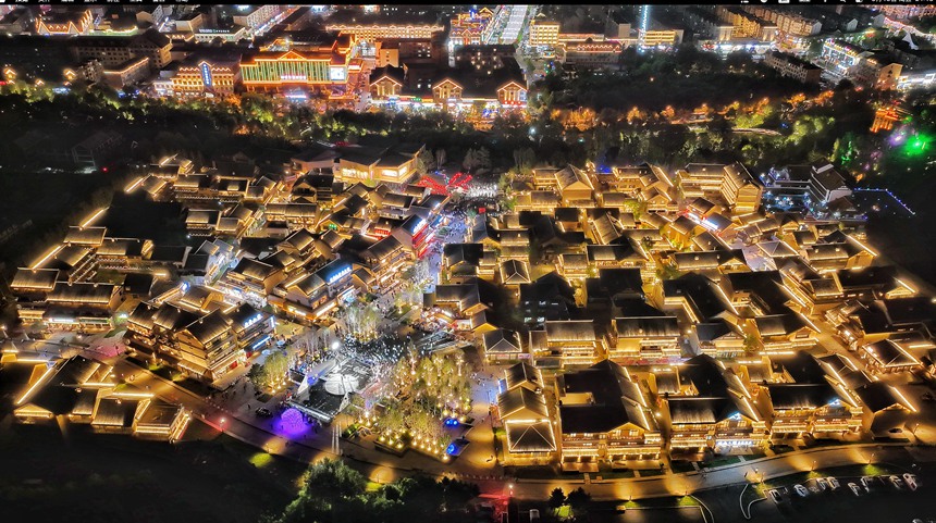 夜色中的長白山恩都里文旅社區。人民網記者 李洋攝