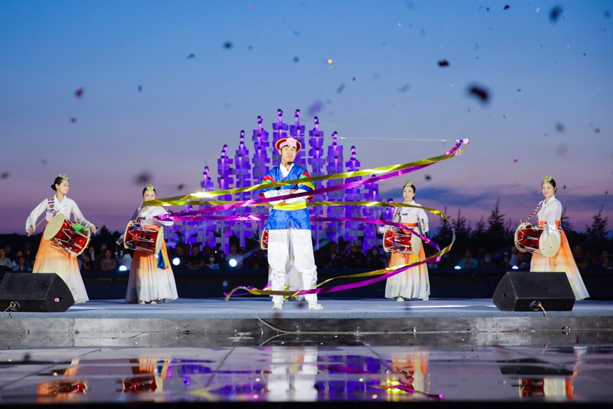 景區中上演朝鮮族非遺表演。人民網記者 李洋攝