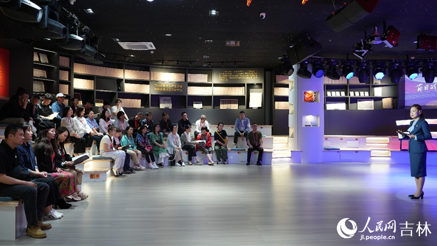 《百日戰斗檔案 不朽民族氣節》教學課。人民網記者 李洋攝