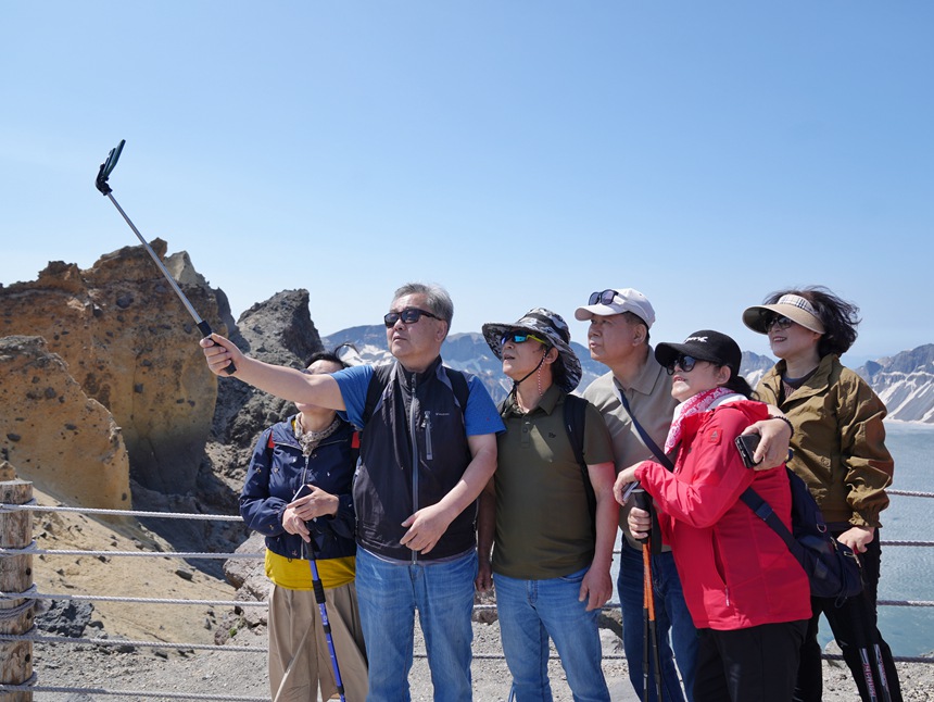 6月14日，游客登上長白山一睹天池“芳容”。人民網記者  李洋攝