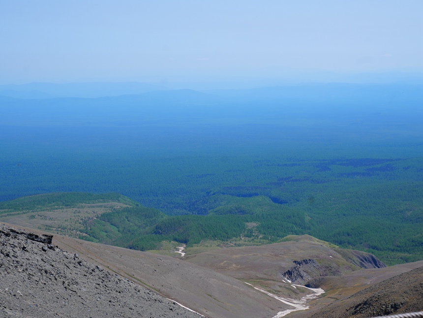 從天池主峰遠眺，茫茫的長白林海已是夏日景象。人民網記者 李洋攝