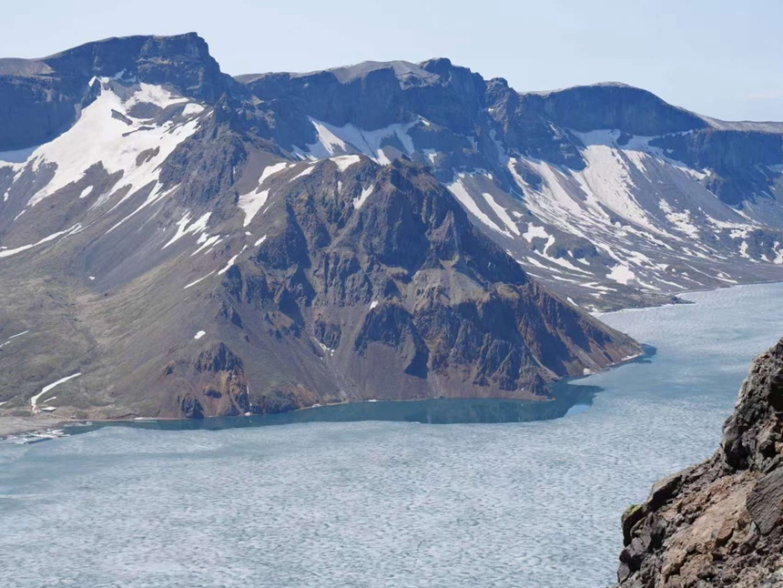 冰面從山體邊緣開始一圈一塊地逐漸融化。人民網記者 李洋攝