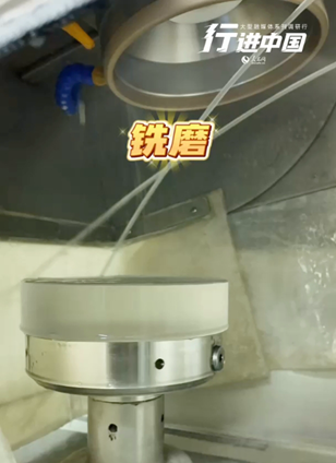 長春新區查看詳情看光學元器件如何練成選毛坯、銑磨、拋光、檢測……在吉林長春新區北湖科技開發區這家企業里，一個個餅料通過嚴密的工序，“變身”成我們生活中常見的光學元器件。