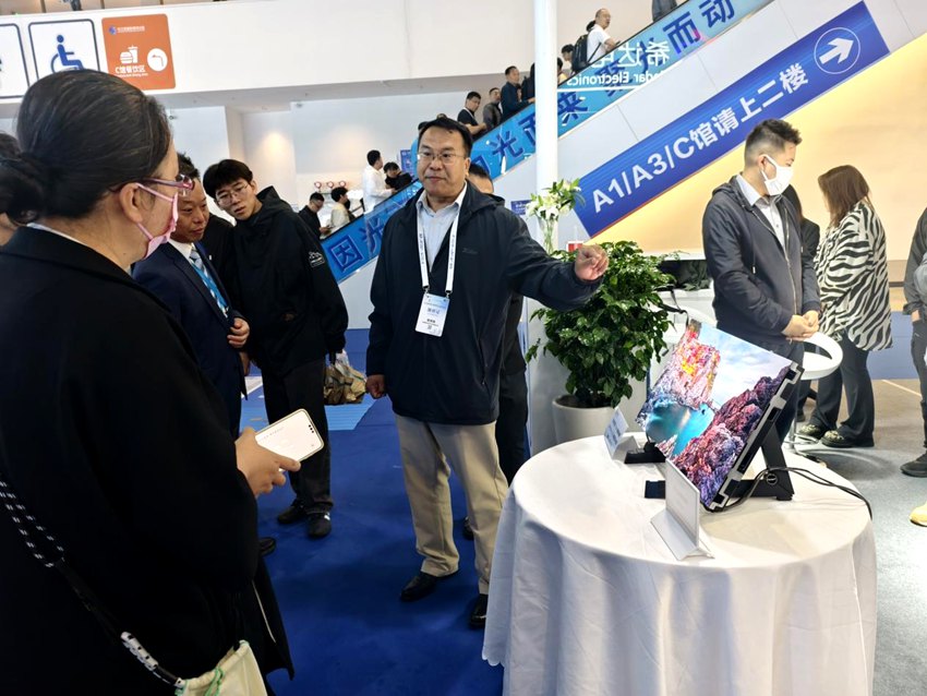 長春希達電子技術有限公司展位前，游客駐足關注。人民網記者 關思聰攝