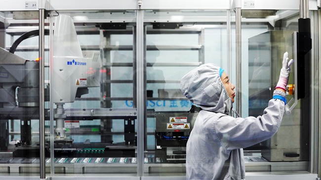 長春高新旗下醫藥企業生產車間，生產人員在控制制藥設備。人民網記者 李成偉攝