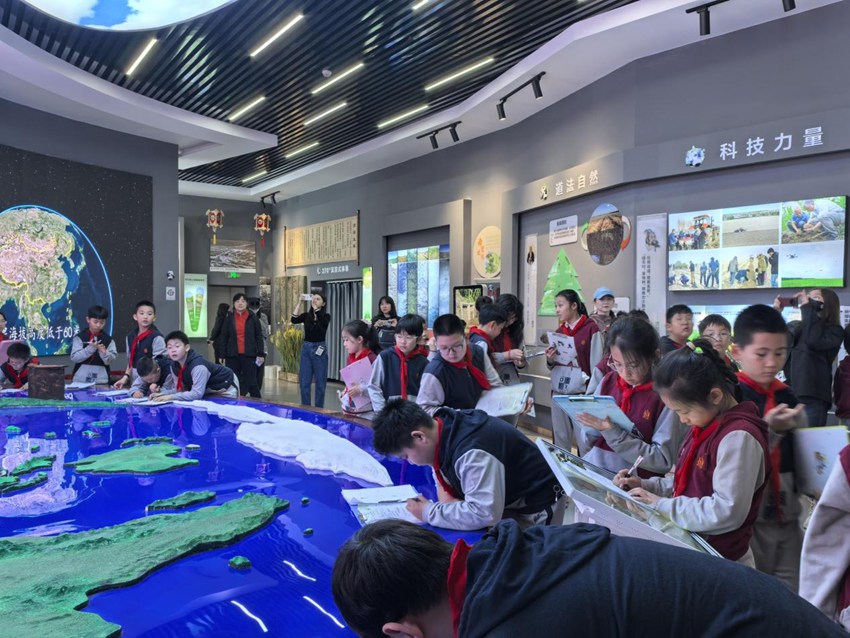 在中國黑土地博物館參觀學習的學生們。梨樹縣委宣傳部供圖