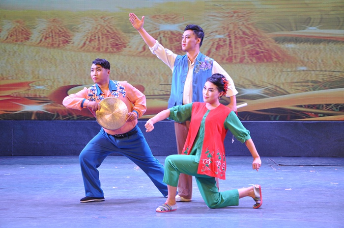 以保護黑土地為主題的二人轉節目《五嫂請客》。