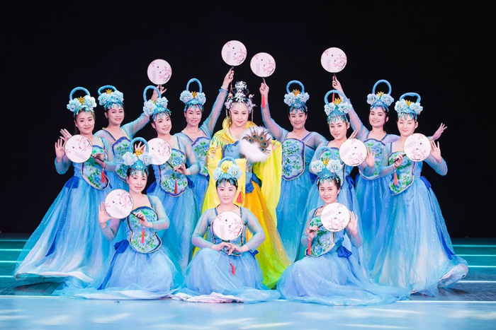 二人轉節目《嫦娥情》。