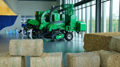 行進中國｜秋收“魔術手”讓秸稈變“金條”我是玉米秸稈，你可能曾經發愁我的去留。但其實，我能變身成“金條”。秋收時節，我可以直接打碎還田變成黑土地的“棉被”，也可以離開田地，變成牛羊的“口糧”。