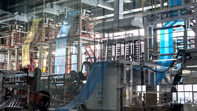 行進中國丨塑料變“綠”了飛速運轉的生產線上，剛剛生產出的生活垃圾袋在機器上高高掛起，等待著進行下一環節。這些都是咋做出來的？只見原料從機器的一端進入，在里面“跑了一趟”，塑料袋、地膜等塑料制品就從機器的另一端出來了。