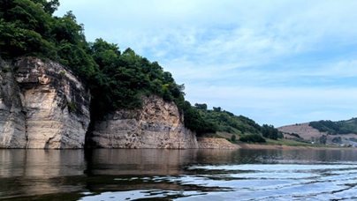 行進中國丨心往長白山 松花江上游白山市靖宇縣，位于長白山西麓、松花江上游。依托得天獨厚的生態資源和地理優勢，這里松花江旅游產業發展得如火如荼。