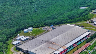 行進中國｜源頭活水汩汩來“長白余脈翠屏開，靖宇清泉汩汩來?！焙脚奈挥陂L白山西麓的白山市靖宇縣水源保護地，鏡頭中的景色讓記者腦中浮現出這句話。