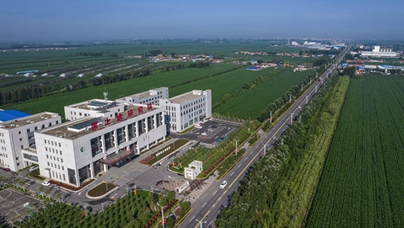 行進中國｜流動的黑土地思政課“小基地要講出大思政，既要讓農業科技落地生根，更要讓‘保護黑土地’的信念融入血脈！”6月18日，人民網“行進中國”吉林調研采訪團走進吉林省四平市梨樹縣，上了一堂“黑土地上的思政課”。