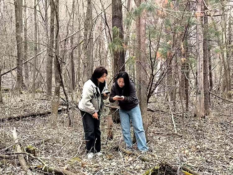 新入職普查隊員在馬架子密營遺址實地測繪。