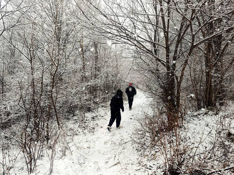 普查隊員冒雪開展遺址測繪工作。