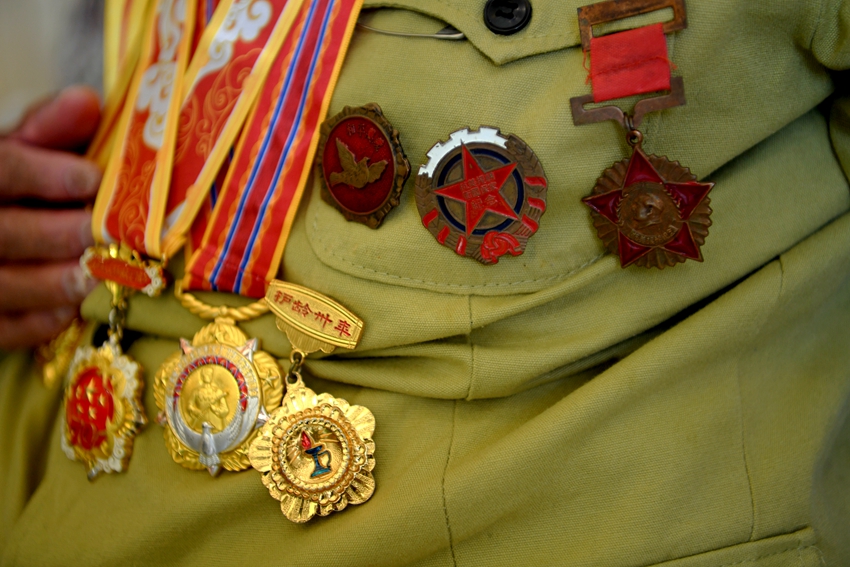 抗戰老兵歷保甲胸前的勛章