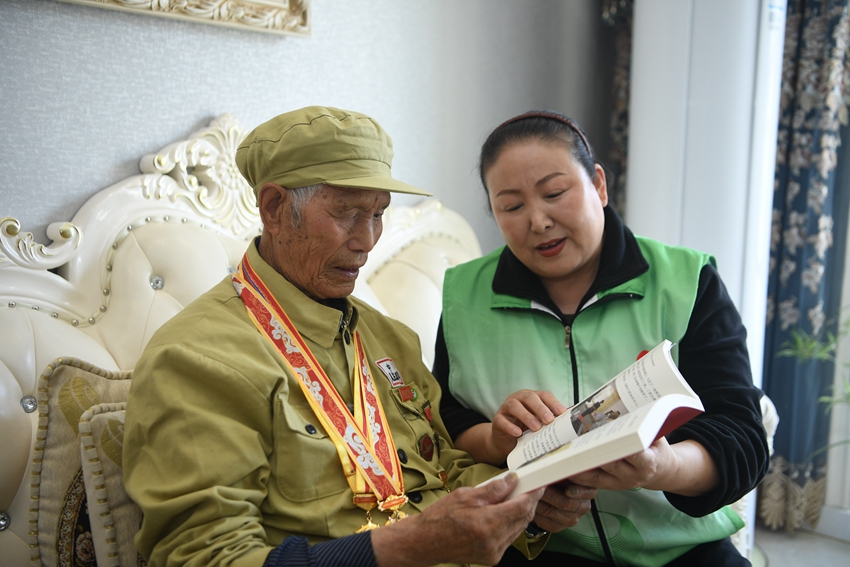 關愛老兵志愿者看望抗戰老兵歷保甲