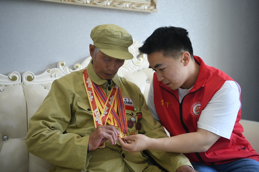 抗戰老兵歷保甲為青年人講述自己戰斗經歷