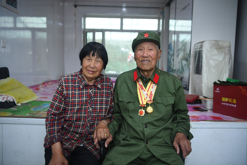 抗戰老兵王鳳廣和親屬合影