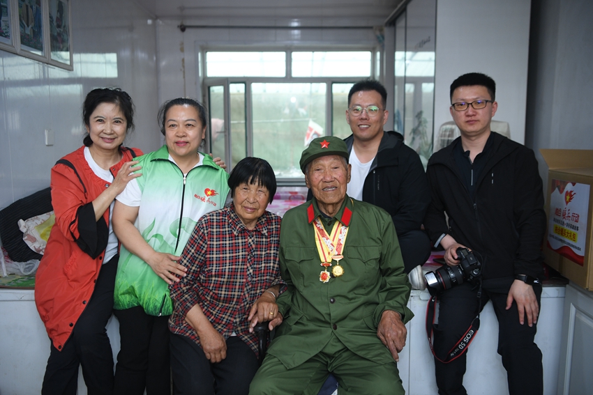 抗戰老兵王鳳廣和慰問人員合影