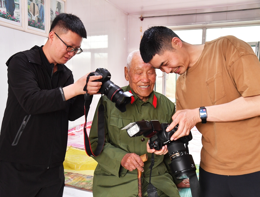 慰問人員為抗戰老兵王鳳廣拍攝軍裝照