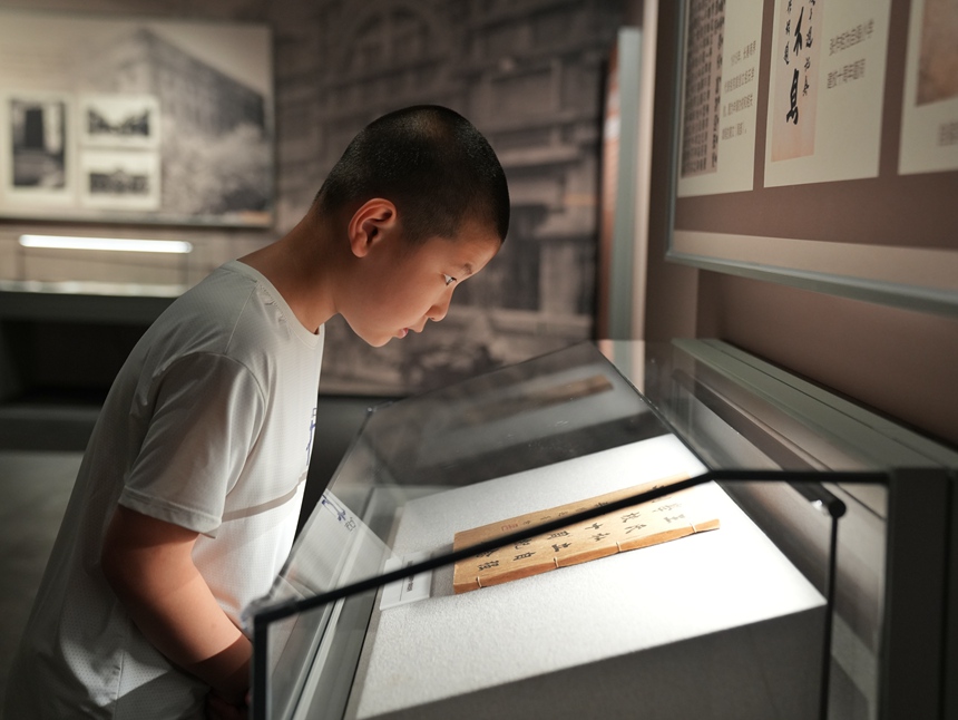 一名小朋友在長春歷史文化博物館觀看歷史資料。人民網記者 李洋攝