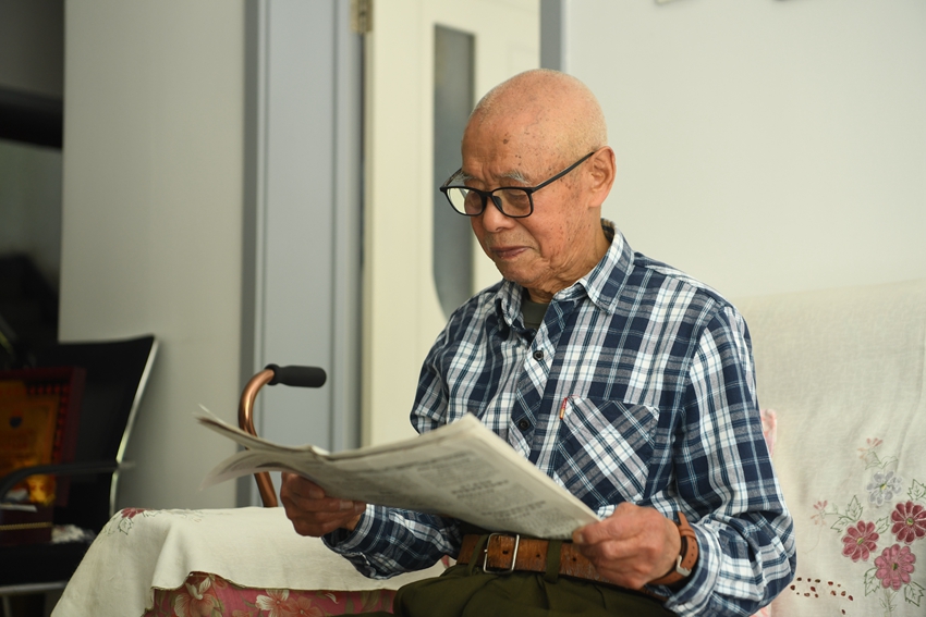 抗戰老兵韓景俊堅持學習，關心國家大事。