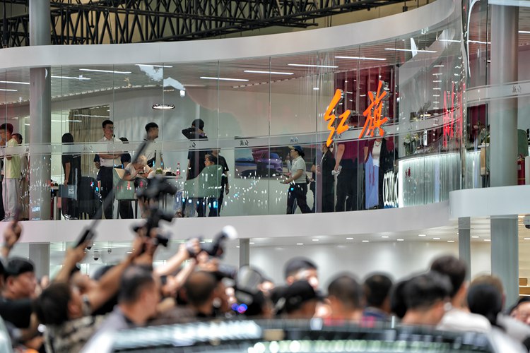 中國一汽展臺人氣十足。人民網記者 李洋攝