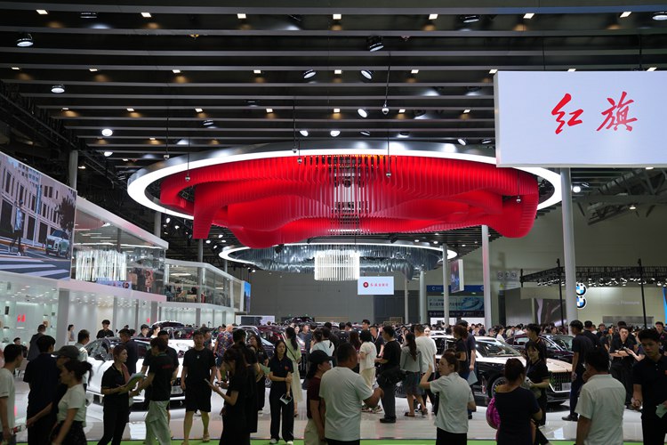 一汽紅旗展臺人氣十足。人民網記者 李洋攝