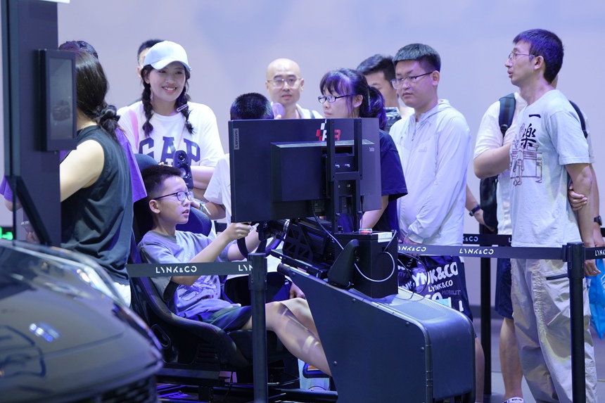 一名小朋友在汽博會展示的模擬駕駛器上感受駕駛的樂趣。人民網記者 李洋攝